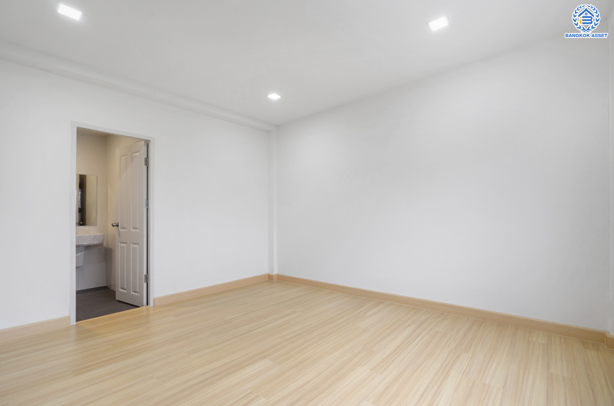 บ้านมือสองตกแต่งใหม่ ม.ยิ่งโอฬาร ดอนเมือง ทาวน์โฮม 3 ชั้น หลังใหญ่ เนื้อที่ 32.2 ตร.ว. ฟังก์ชัน 4 ห้องนอน 5 ห้องน้ำ จอดรถได้ 1 คัน บนทำเลศักยภาพ หน้าโครงการติดถนนวิภาวดี ใกล้สนามบินดอนเมือง ฟิวเจอร์พาร์ครังสิต, ม.รังสิต จุดขึ้นทางด่วน และรถไฟฟ้าสายสีแดง "สถานีดอนเมือง"